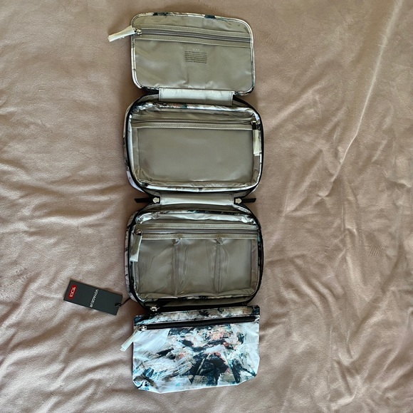 TUMI Travel Set - Picture 5 of 7